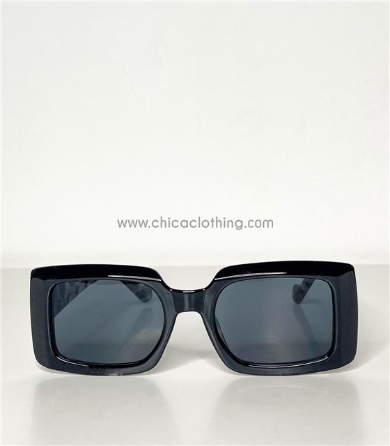 Γυαλιά ηλίου τετράγωνα με μαύρο φακό και λεπτομέρεια ταρταρούγα