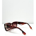 Τετράγωνα γυαλιά ηλίου με λεπτομέρεια ''Β'' (Λεοπάρ)